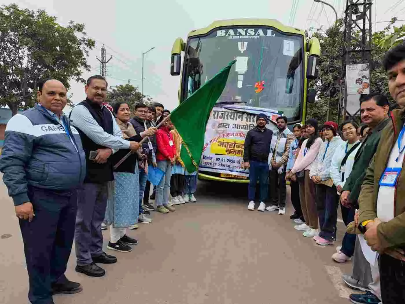 भरतपुर से देश की सांस्कृतिक विरासत को निहारने निकले छात्र: संभागीय आयुक्त ने शैक्षणिक यात्रा को दिखाई हरी झंडी