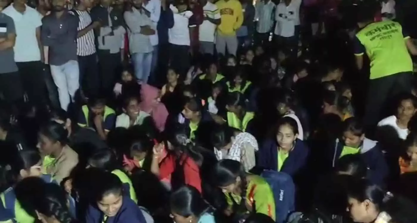 लातूर में भड़का अभ्यर्थियों का आक्रोश: MPSC आयु सीमा बढ़ाने की मांग को लेकर दयानंद कॉलेज के बाहर छात्रों का जोरदार प्रदर्शन