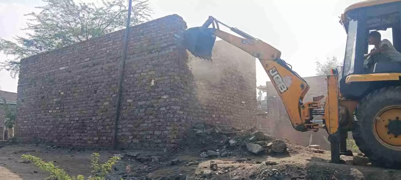 नगर निगम की बड़ी कार्रवाई: बाड़मेर में सरकारी जमीन पर अवैध कब्जा ढहाया, करोड़ों की भूमि कराई मुक्त नगर निगम की बड़ी कार्रवाई: बाड़मेर में सरकारी जमीन पर अवैध कब्जा ढहाया, करोड़ों की भूमि कराई मुक्त