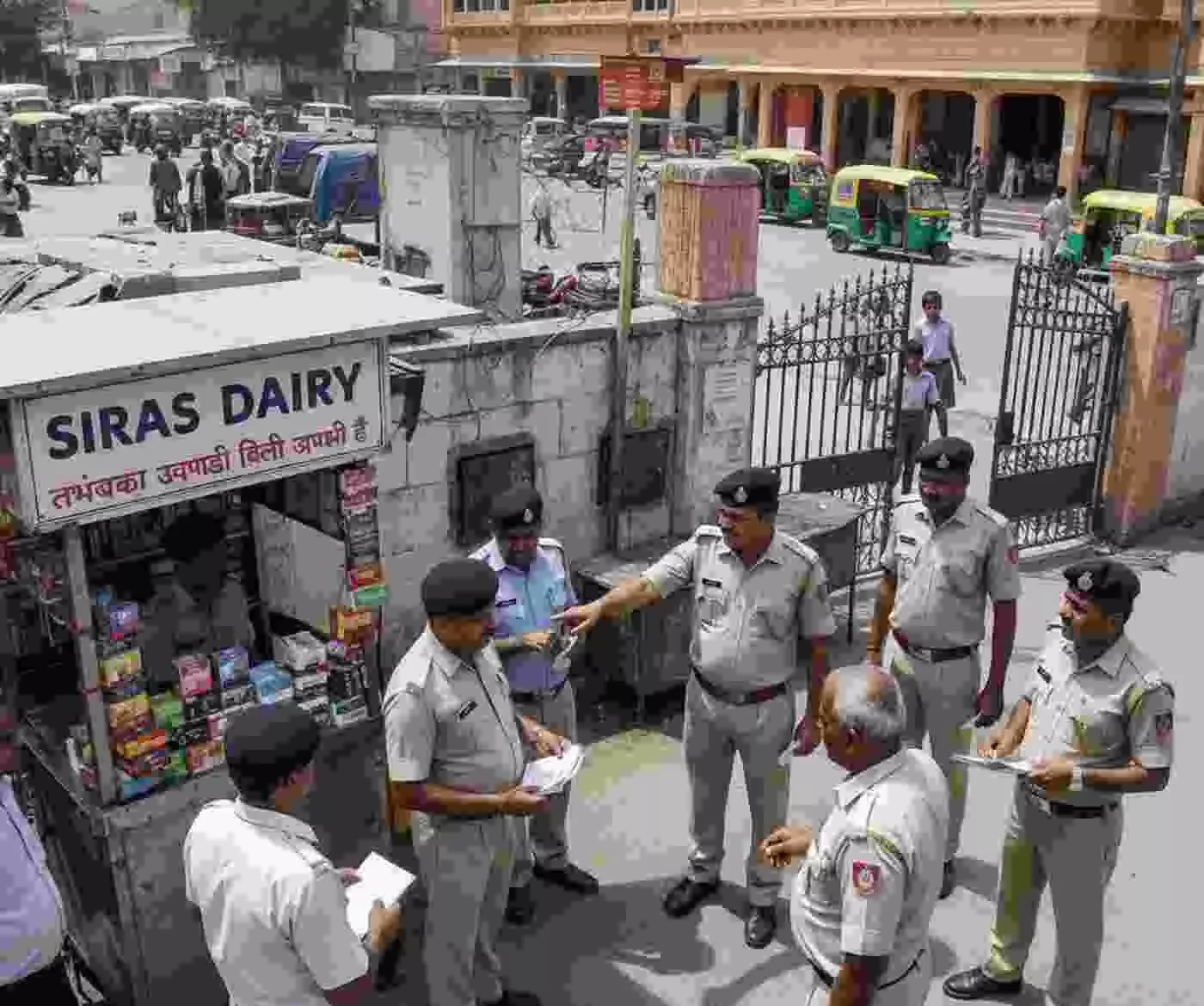Ai generated image.जयपुर नगर निगम की बड़ी कार्रवाई: शैक्षणिक संस्थानों के पास तंबाकू बेचने वालों पर कसा शिकंजा, लाखों का जुर्माना