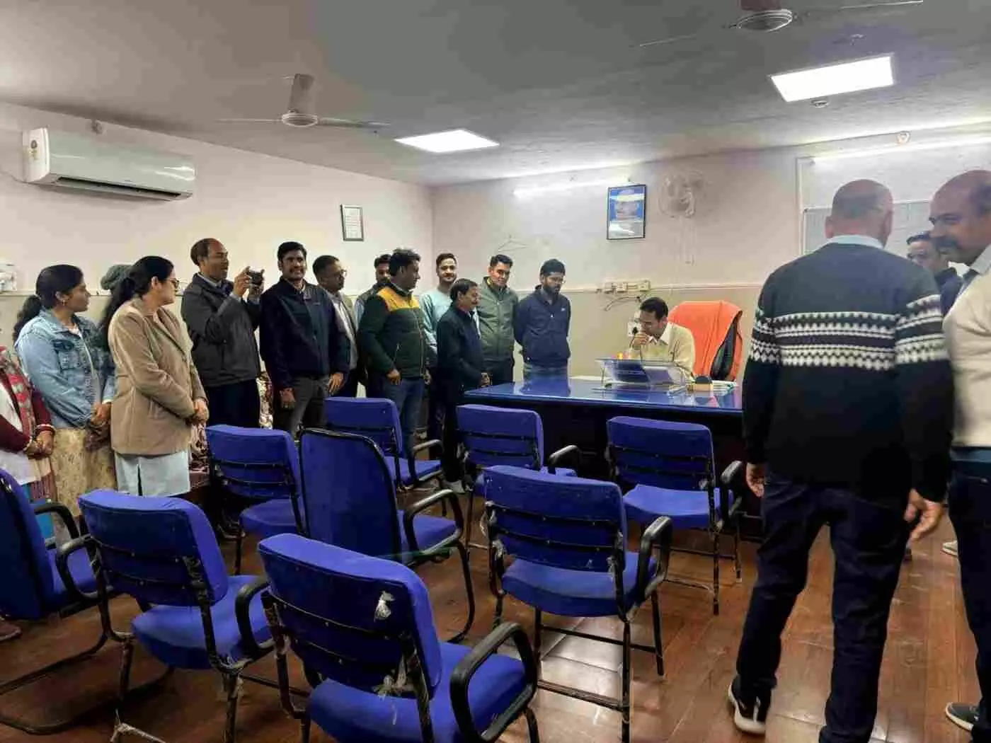 झालावाड़: लेखा विभाग की कार्यशैली से आक्रोशित कर्मचारी, वेतन और भत्तों के लिए चिकित्सा अधीक्षक को सौंपा ज्ञापन