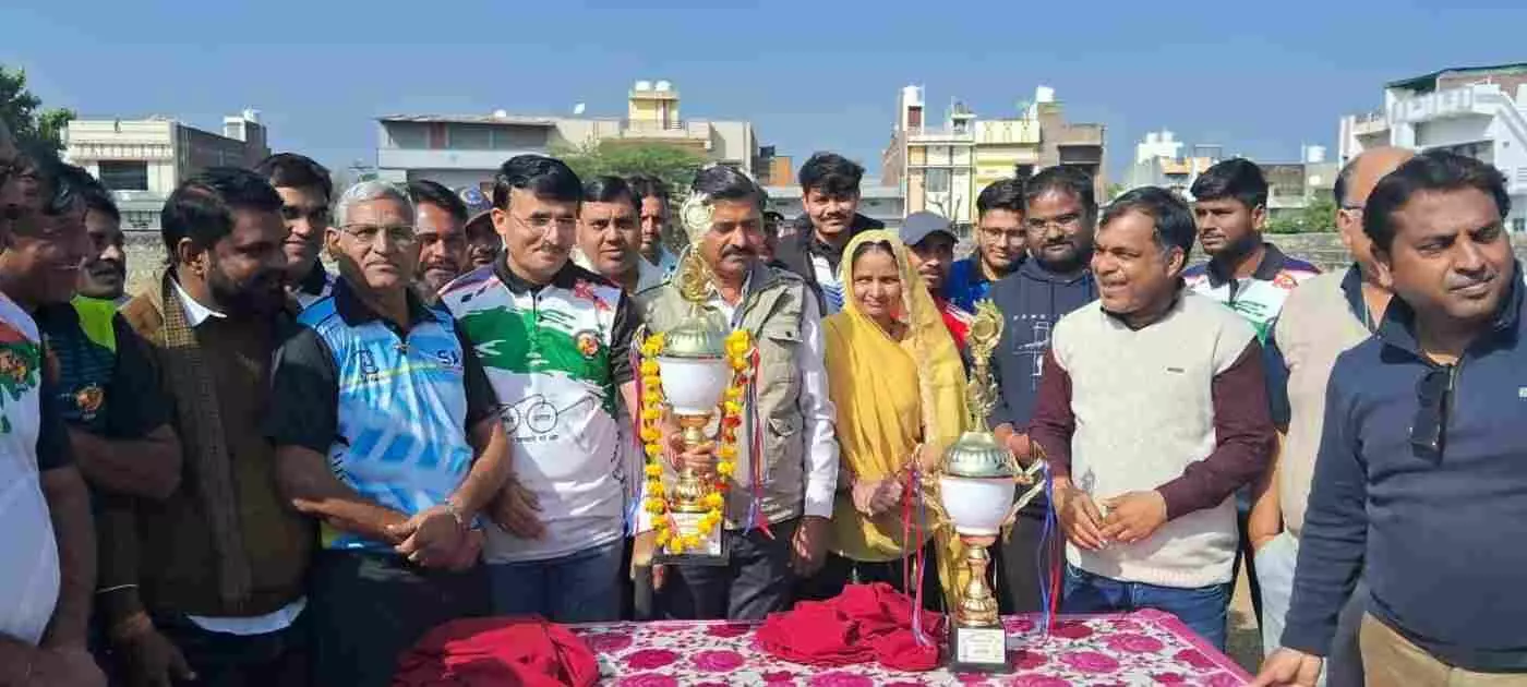 सिरोही: भावरी प्रीमियर लीग के आगाज से गूंजा खेल मैदान, युवाओं में दिखा जबरदस्त उत्साह सिरोही: भावरी प्रीमियर लीग के आगाज से गूंजा खेल मैदान, युवाओं में दिखा जबरदस्त उत्साह
