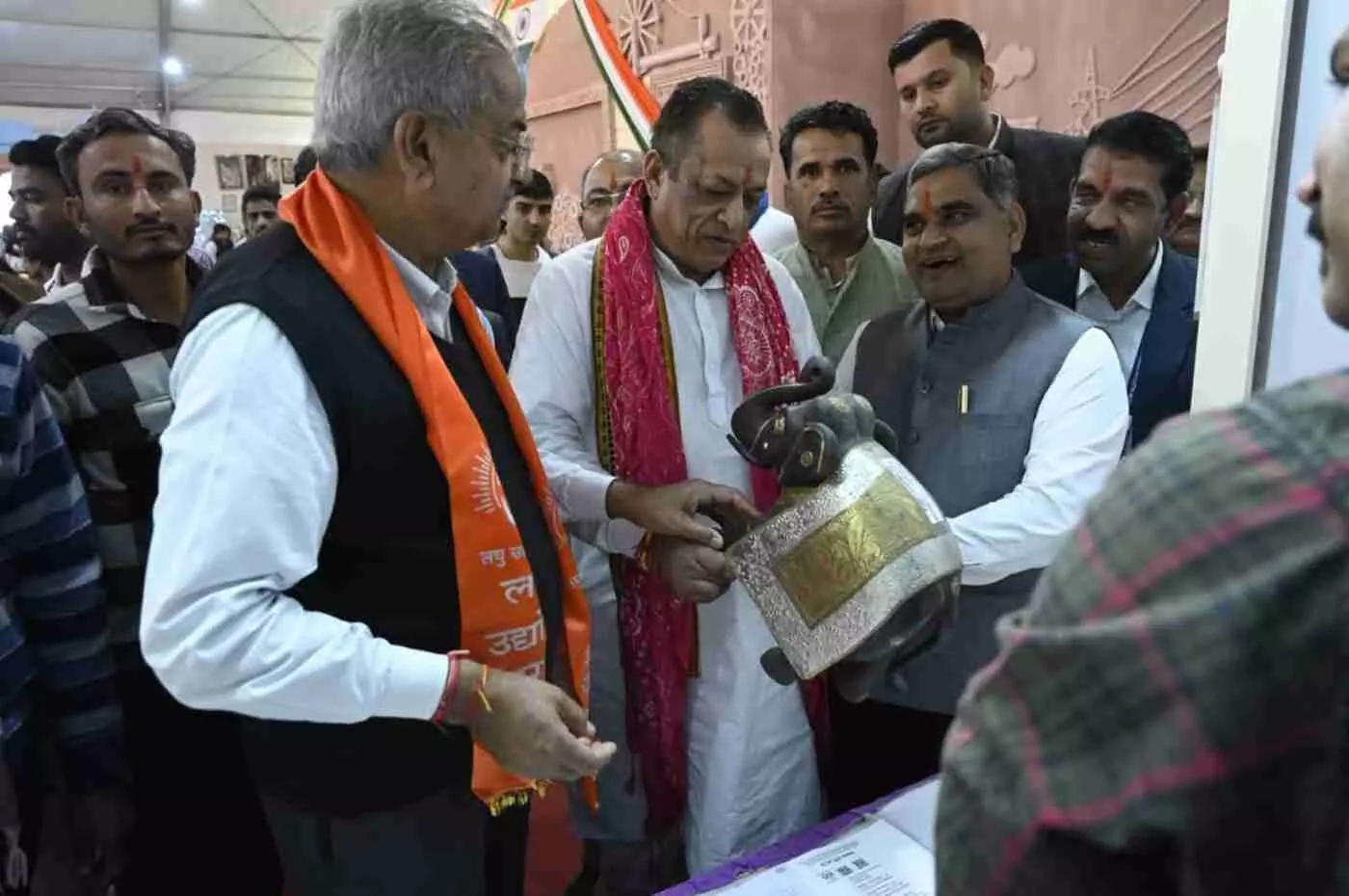 जोधपुर: पश्चिमी राजस्थान उद्योग हस्तशिल्प उत्सव में गूंजा स्वदेशी का मंत्र, कृषि और डेयरी को बताया राष्ट्र की उन्नति का आधार जोधपुर: पश्चिमी राजस्थान उद्योग हस्तशिल्प उत्सव में गूंजा स्वदेशी का मंत्र, कृषि और डेयरी को बताया राष्ट्र की उन्नति का आधार
