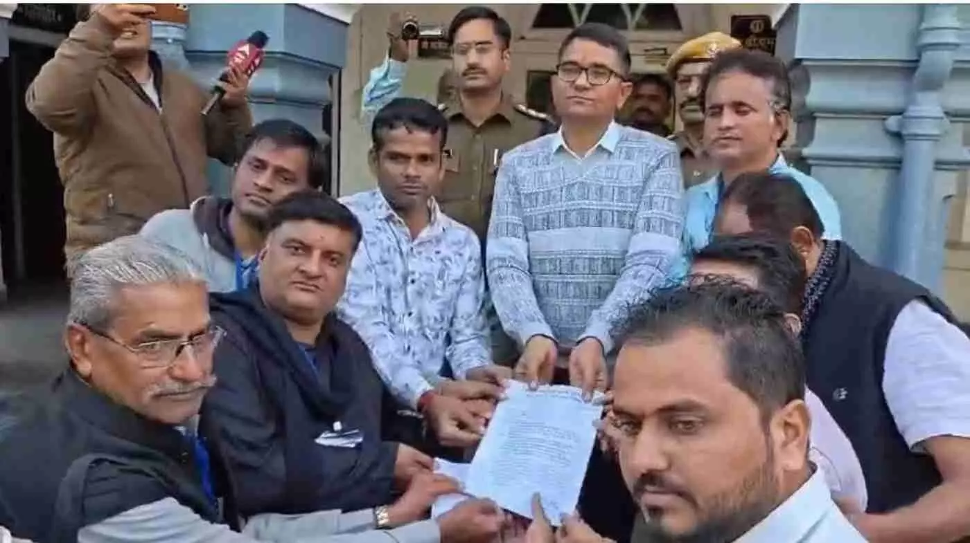 सिरोही: पिंडवाड़ा-बागरा रेल लाइन निरस्त होने पर फूटा ग्रामीणों का आक्रोश, सांसद लुंबाराम चौधरी के खिलाफ निकाली विशाल वाहन रैली