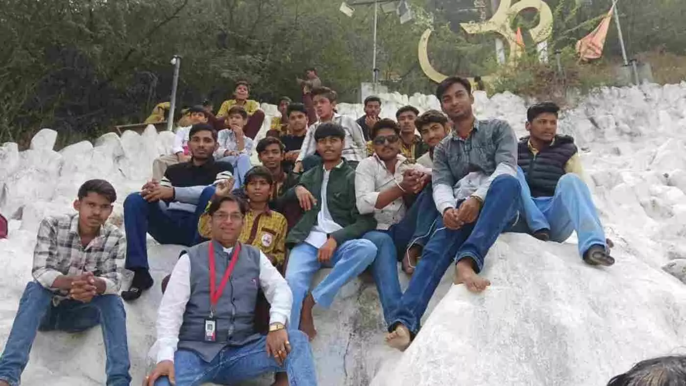गंगापुर सिटी: नटवर नागर स्कूल के विद्यार्थियों ने शैक्षणिक भ्रमण के जरिए जाने ऐतिहासिक विरासत के अनछुए पहलू गंगापुर सिटी: नटवर नागर स्कूल के विद्यार्थियों ने शैक्षणिक भ्रमण के जरिए जाने ऐतिहासिक विरासत के अनछुए पहलू