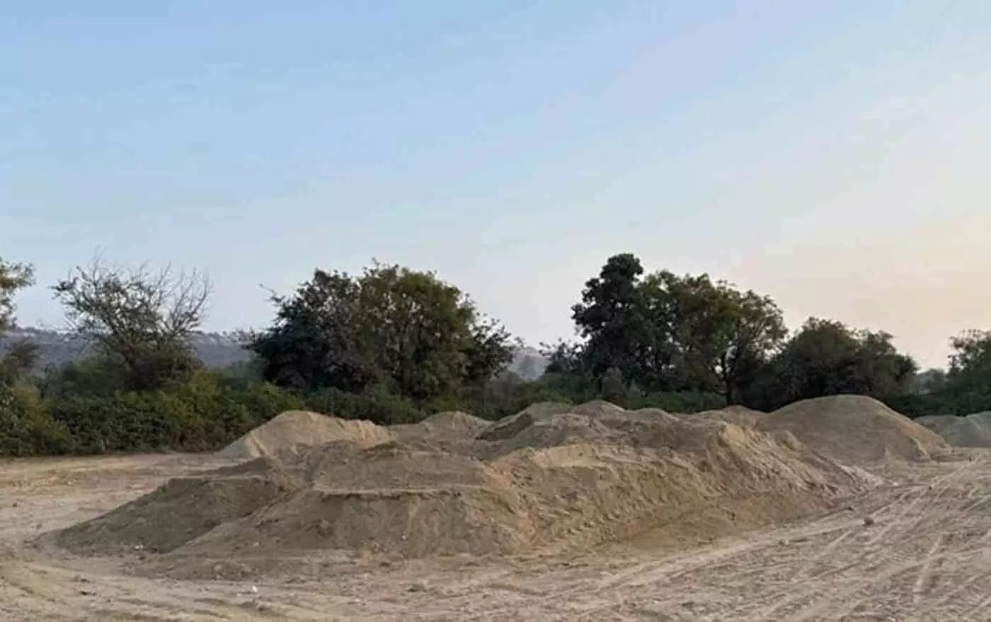 निम्बाहेड़ा: अवैध खनन माफिया पर प्रशासन का वज्रपात, 440 टन अवैध बजरी का जखीरा जब्त निम्बाहेड़ा: अवैध खनन माफिया पर प्रशासन का वज्रपात, 440 टन अवैध बजरी का जखीरा जब्त