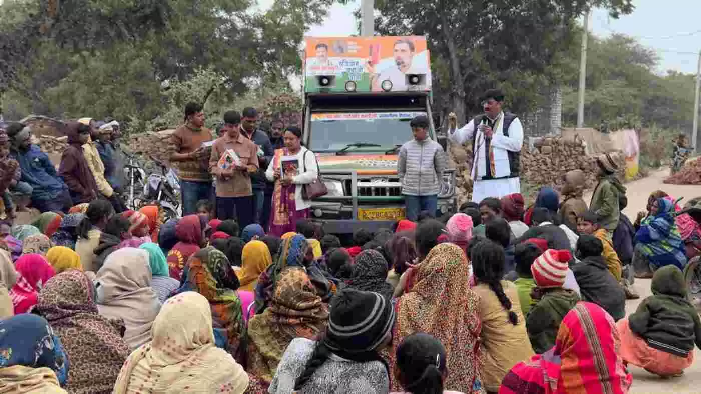 बारां: कच्ची बस्तियों के नौनिहालों के बीच पहुंचे कांग्रेस नेता गोविंद अटलपुरी, शिक्षा की लौ जलाकर मनाया नववर्ष