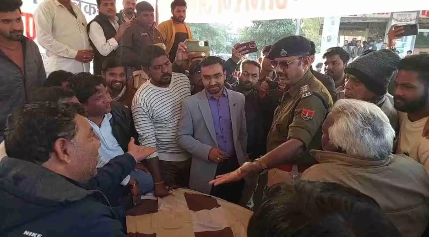 छोटीसादड़ी में लोकतंत्र का गला घोंटा गया? स्वास्थ्य सेवाओं के लिए अनशन पर बैठे मनीष उपाध्याय को पुलिस ने जबरन उठाया छोटीसादड़ी में लोकतंत्र का गला घोंटा गया? स्वास्थ्य सेवाओं के लिए अनशन पर बैठे मनीष उपाध्याय को पुलिस ने जबरन उठाया