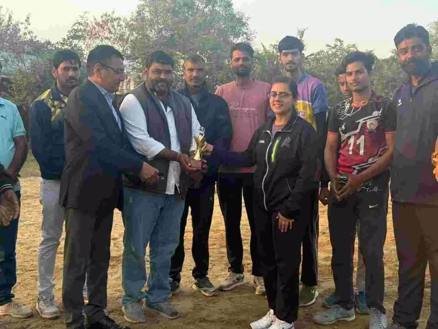 मावली: पुलिस और जनता के बीच बढ़ी नजदीकियां, थाना परिसर में वॉलीबॉल के जरिए गूंजा खेल भावना का संदेश मावली: पुलिस और जनता के बीच बढ़ी नजदीकियां, थाना परिसर में वॉलीबॉल के जरिए गूंजा खेल भावना का संदेश