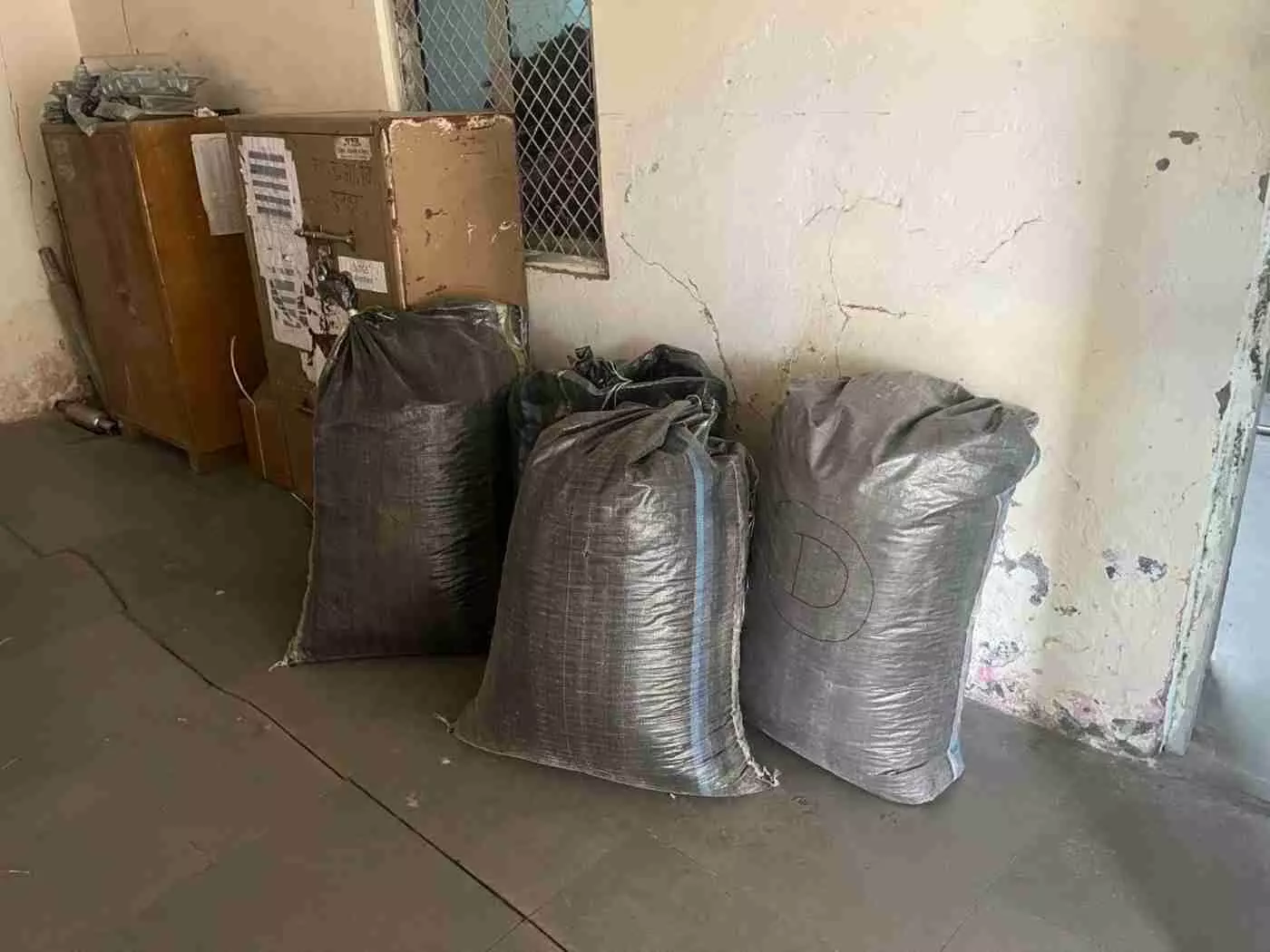 भीलवाड़ा: पुलिस की बड़ी कार्रवाई, नाकाबंदी तोड़ भागे तस्कर, स्कॉर्पियो से 80 किलो डोडाचूरा बरामद