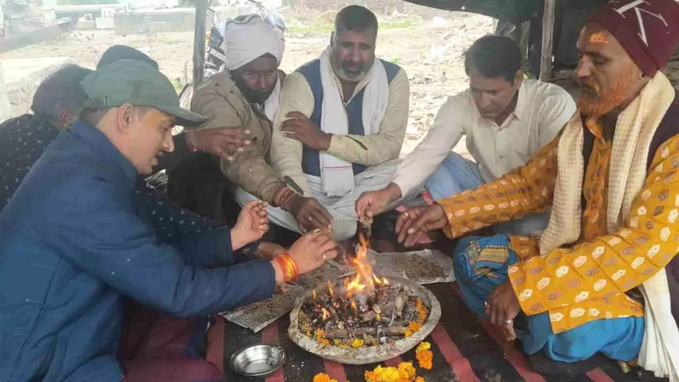 डीग: तालाबों की दुर्दशा पर 40वें दिन गूंजा सद्बुद्धि यज्ञ, प्रशासन की बेरुखी पर आत्मदाह की चेतावनी डीग: तालाबों की दुर्दशा पर 40वें दिन गूंजा सद्बुद्धि यज्ञ, प्रशासन की बेरुखी पर आत्मदाह की चेतावनी