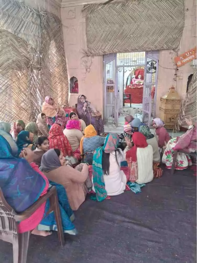 डीग के ऐतिहासिक लक्ष्मण मंदिर में गूंजे भक्ति के स्वर, महिला मंडल ने श्रद्धाभाव से किया पौष बड़ा महोत्सव का आयोजन
