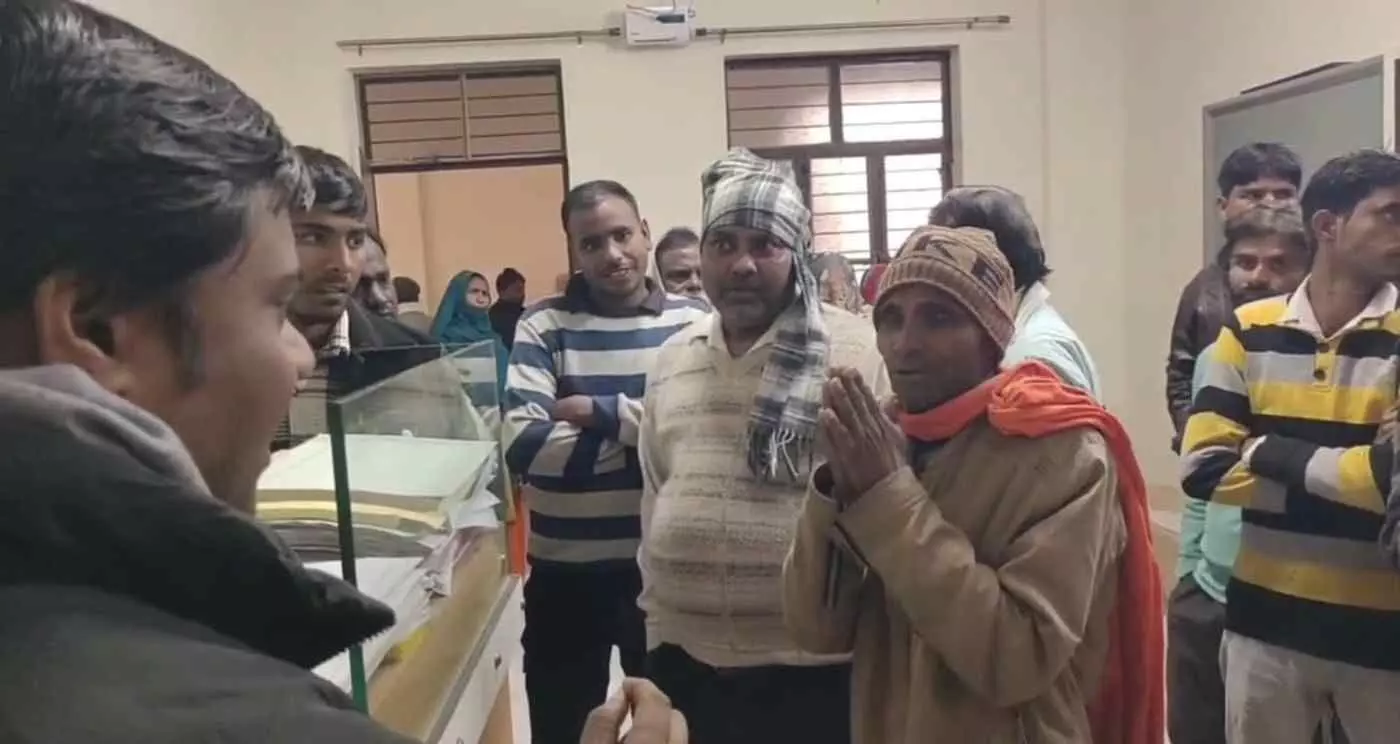 बयाना नगर पालिका में सफाई व्यवस्था पर संकट: दो माह से वेतन को तरस रहे सफाईकर्मी, पालिका कार्यालय में जोरदार प्रदर्शन