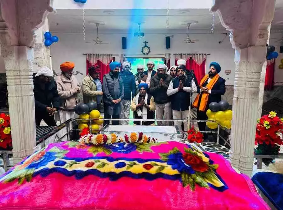 डीग: गुरु गोबिंद सिंह जयंती पर श्रद्धा और राष्ट्रभक्ति का संगम, गृह राज्य मंत्री जवाहर सिंह बेढ़म ने सादपुरी और पुनांय गुरुद्वारों में टेका मत्था