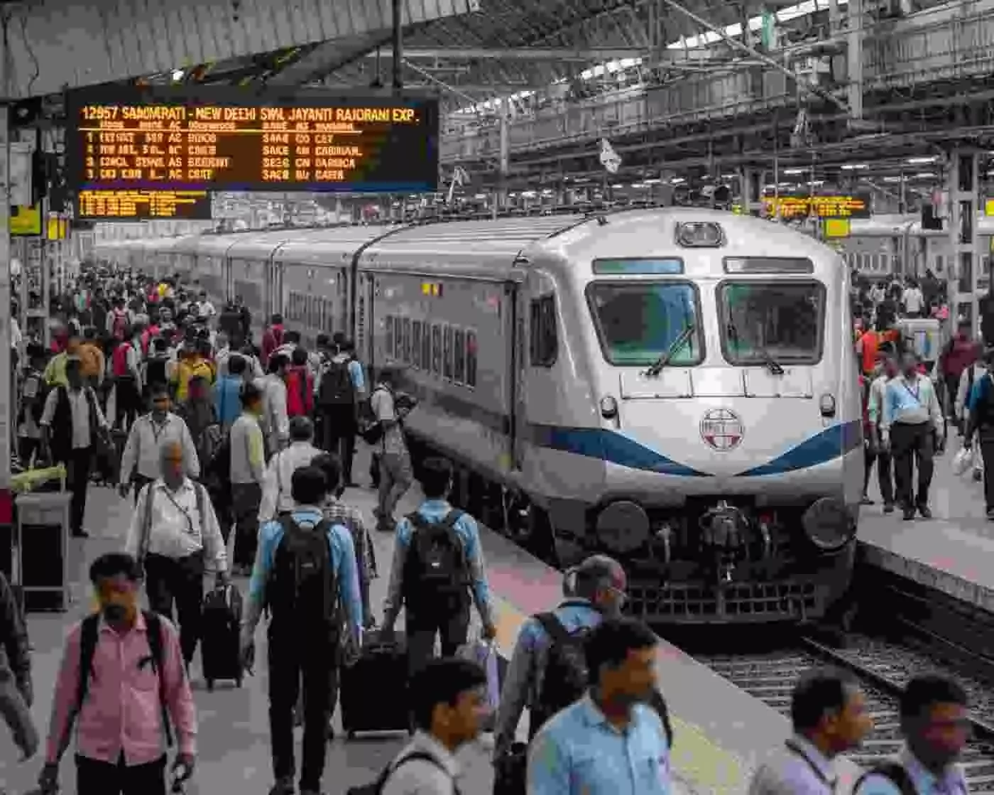 साबरमती-नई दिल्ली राजधानी एक्सप्रेस में बढ़ी डिब्बों की संख्या: यात्रियों की भारी भीड़ को देखते हुए रेलवे का बड़ा फैसला