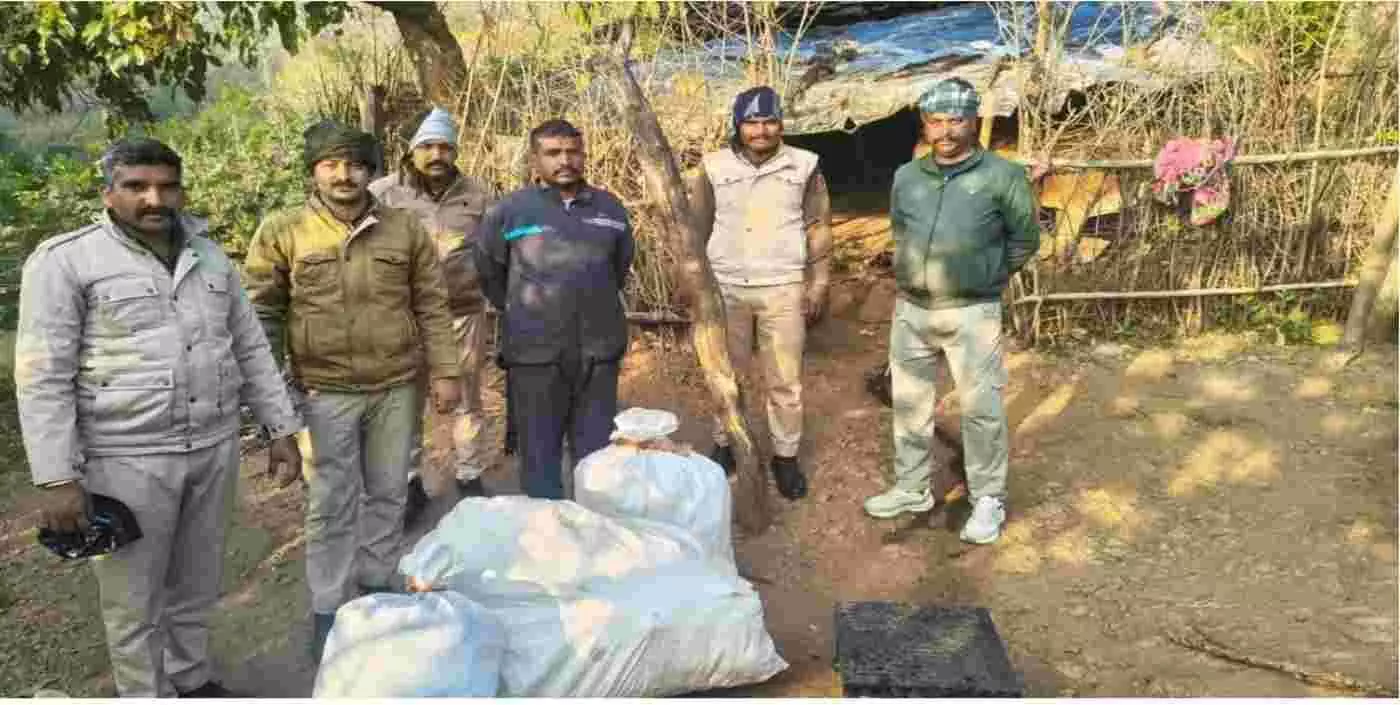 उदयपुर: पानरवा पुलिस का मादक पदार्थ तस्करों पर कड़ा प्रहार, भारी मात्रा में गांजा बरामद उदयपुर: पानरवा पुलिस का मादक पदार्थ तस्करों पर कड़ा प्रहार, भारी मात्रा में गांजा बरामद