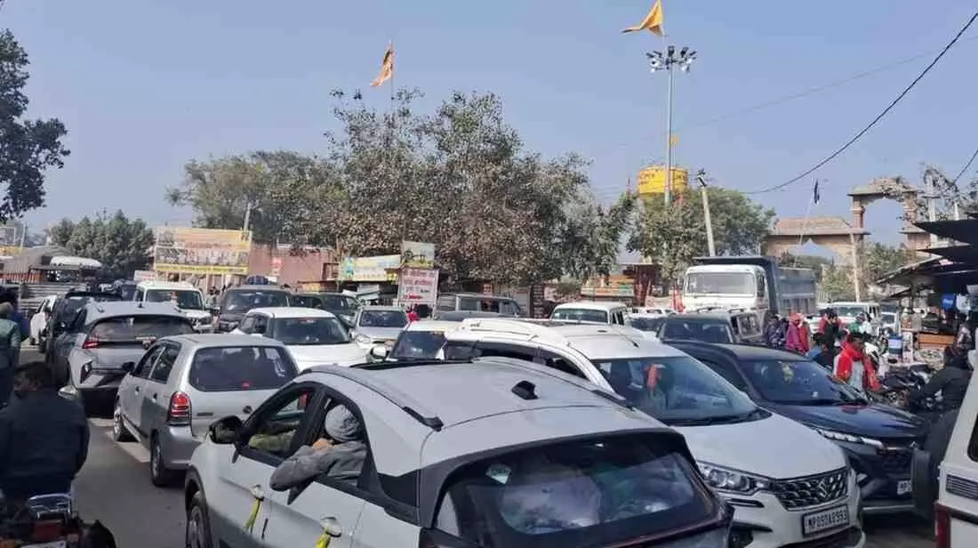 Encroachment on the main road has brought Chikarda to a standstill, Encroachment on the main road has brought Chikarda to a standstill,