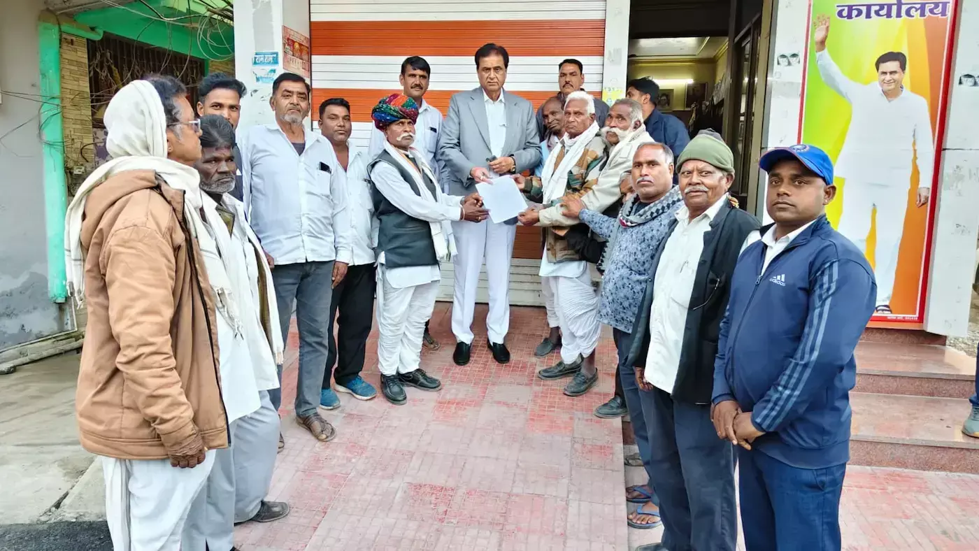 Bhil community thanks MLA Shrichand Kripalani for installing the statue of Bhil warrior Rana Punja. Bhil community thanks MLA Shrichand Kripalani for installing the statue of Bhil warrior Rana Punja.