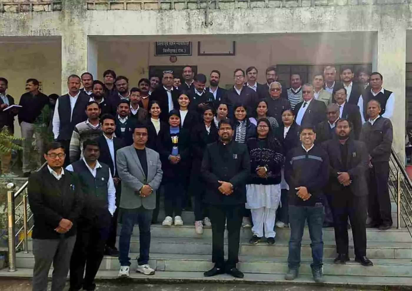 चित्तौड़गढ़: हाईकोर्ट के फैसले के खिलाफ सड़कों पर उतरे वकील, रात्रि कालीन अदालतों के विरोध में सौंपा ज्ञापन