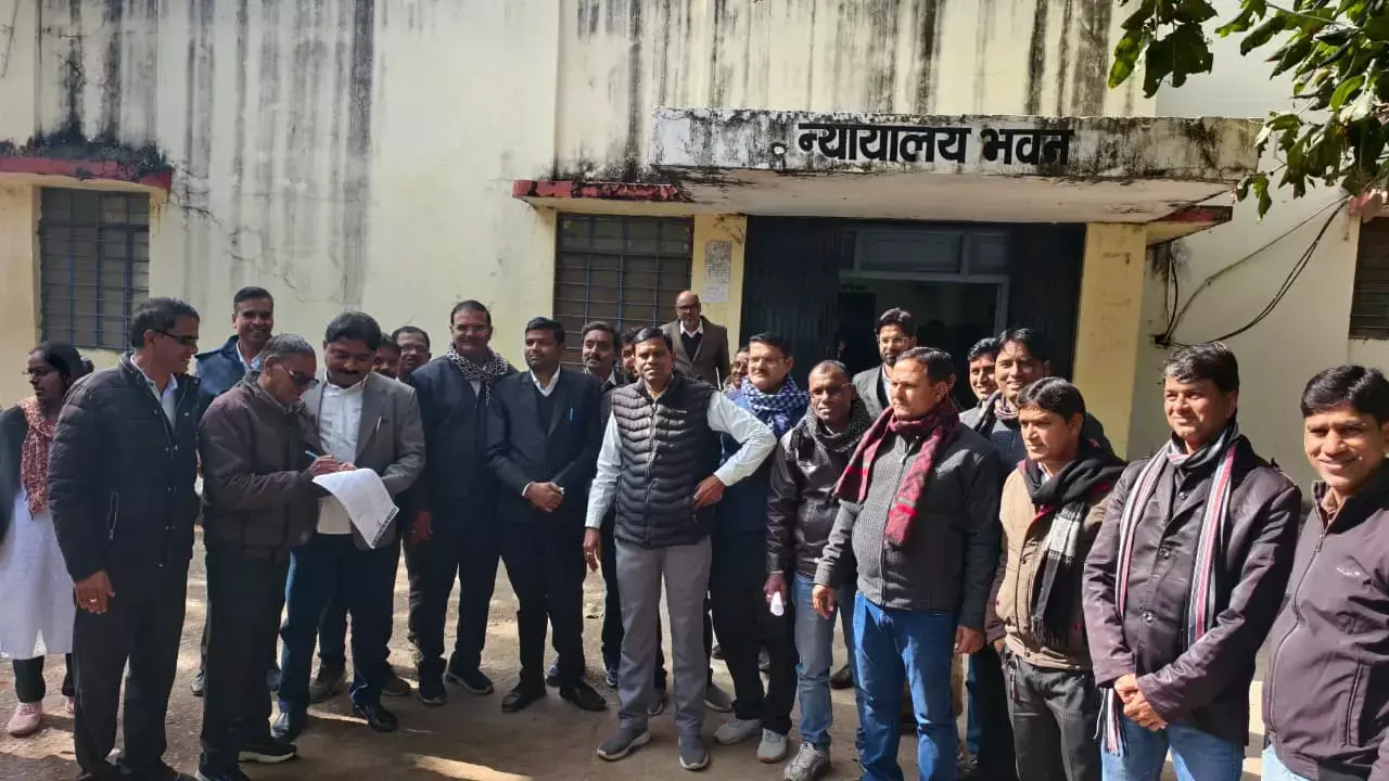 Begun Bar Association submitted a memorandum to the High Court, demanding reconsideration of night court operations and weekly working days. Begun Bar Association submitted a memorandum to the High Court, demanding reconsideration of night court operations and weekly working days.