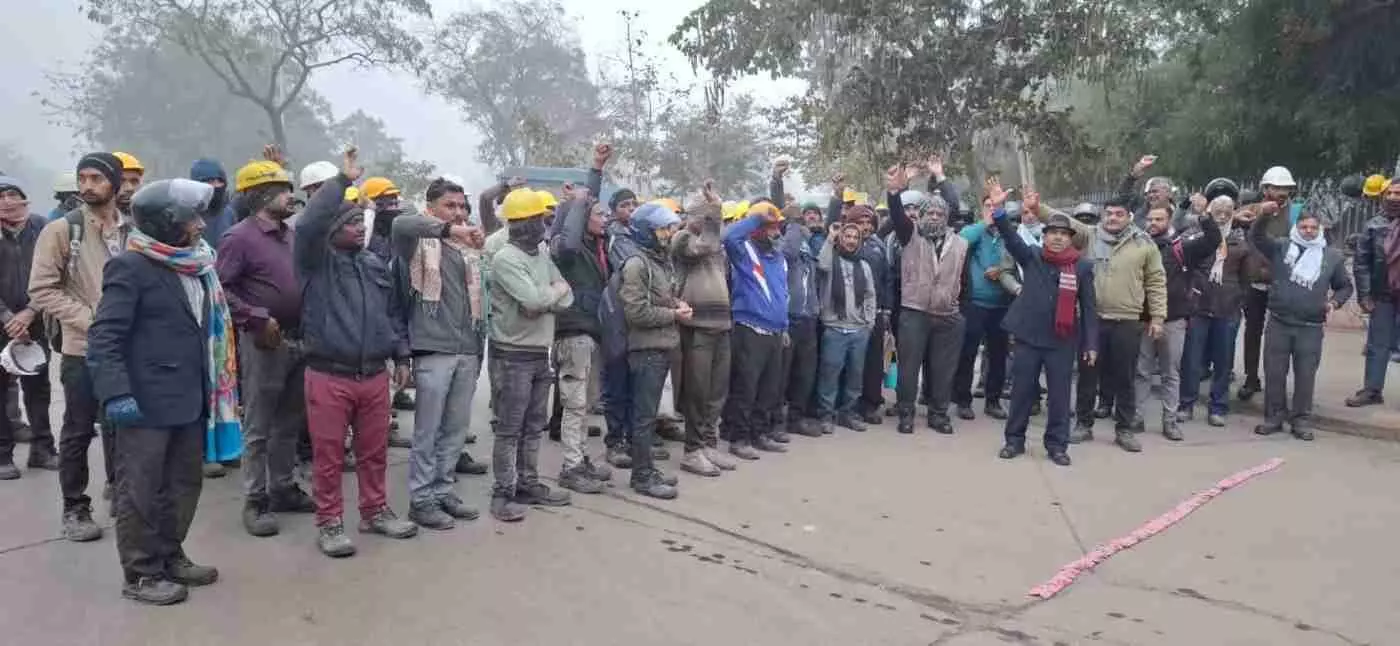 उदयपुर: जगदीश राज श्रीमाली के चौथी बार इंटक प्रदेशाध्यक्ष बनने पर डबोक में श्रमिकों का जबरदस्त जश्न, आतिशबाजी से गूंजा सीमेंट फैक्ट्री क्षेत्र उदयपुर: जगदीश राज श्रीमाली के चौथी बार इंटक प्रदेशाध्यक्ष बनने पर डबोक में श्रमिकों का जबरदस्त जश्न, आतिशबाजी से गूंजा सीमेंट फैक्ट्री क्षेत्र