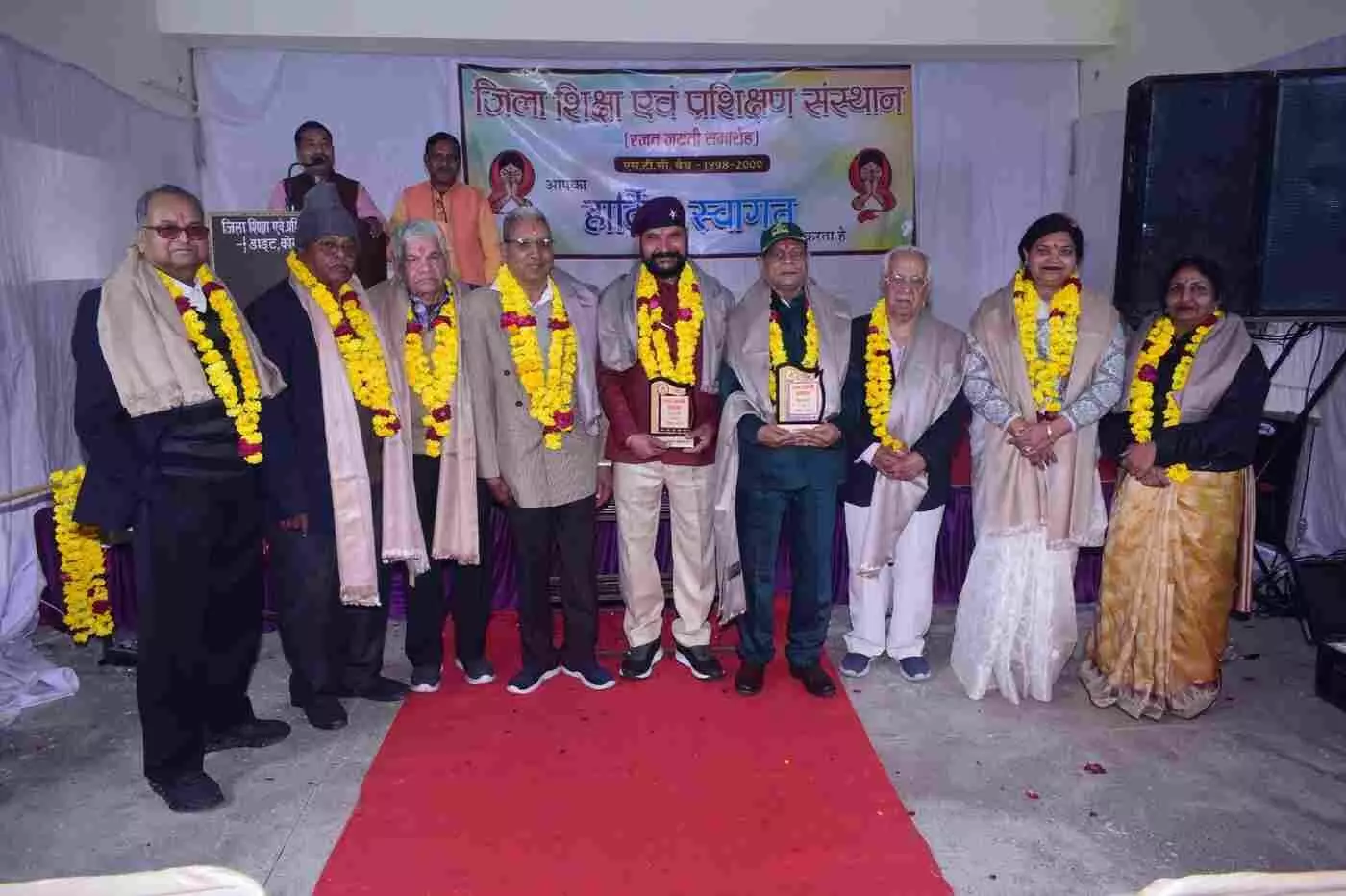 कोटा डाइट में यादों का सैलाब: 25 साल बाद जब गुरु-शिष्य मिले तो छलक आईं खुशियां कोटा डाइट में यादों का सैलाब: 25 साल बाद जब गुरु-शिष्य मिले तो छलक आईं खुशियां