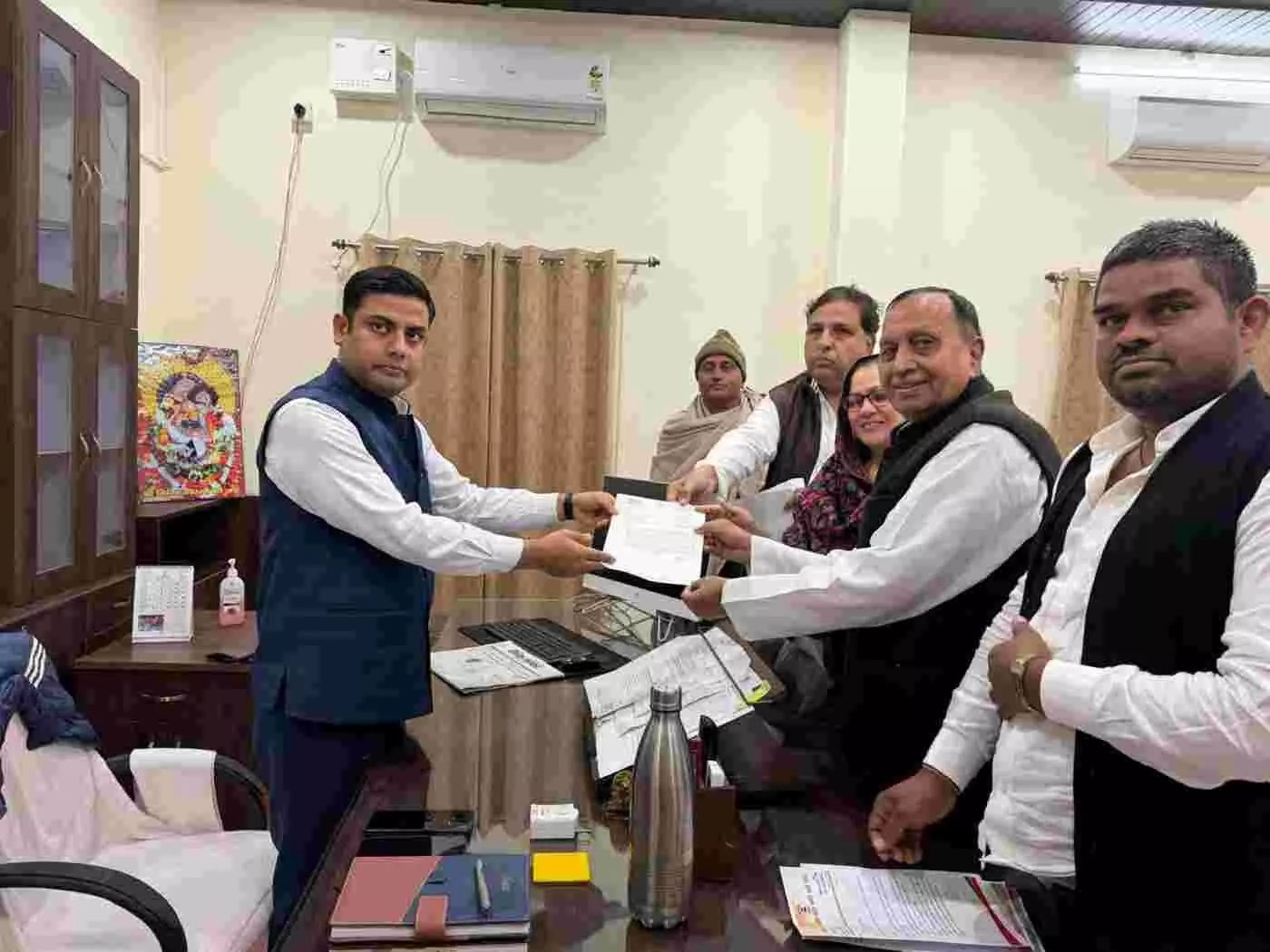 डीग: वार्ड पुनर्गठन में धांधली का आरोप, कांग्रेस ने कलेक्ट्रेट पर प्रदर्शन कर बुलंद की आवाज