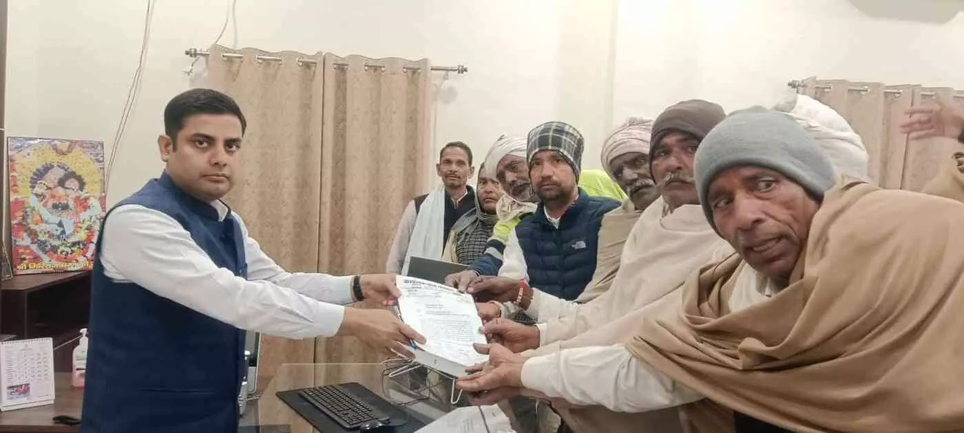 डीग: परिसीमन के खिलाफ बेढ़म के ग्रामीणों का फूटा गुस्सा, कलेक्टर को सौंपा ज्ञापन