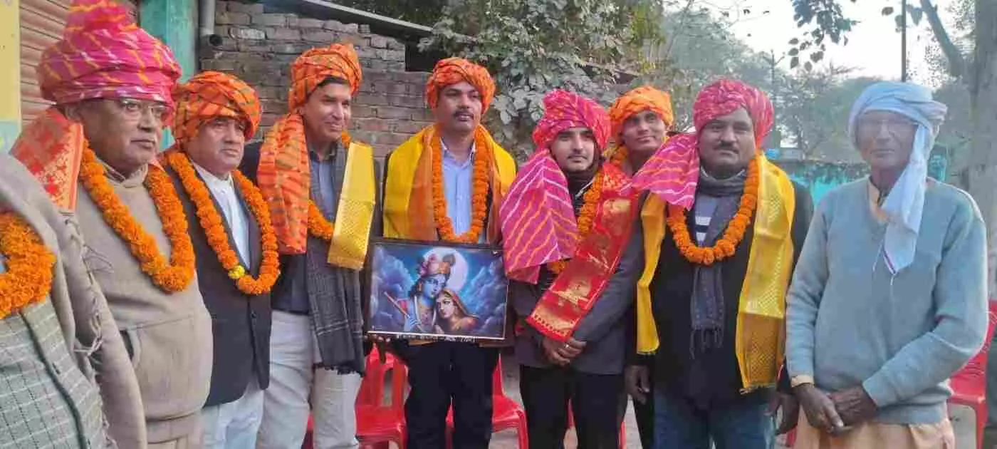 डीग: बार एसोसिएशन के नवनिर्वाचित अध्यक्ष सुबोध पाराशर का पैतृक गांव अऊ में भव्य अभिनंदन, उमड़ा जनसैलाब