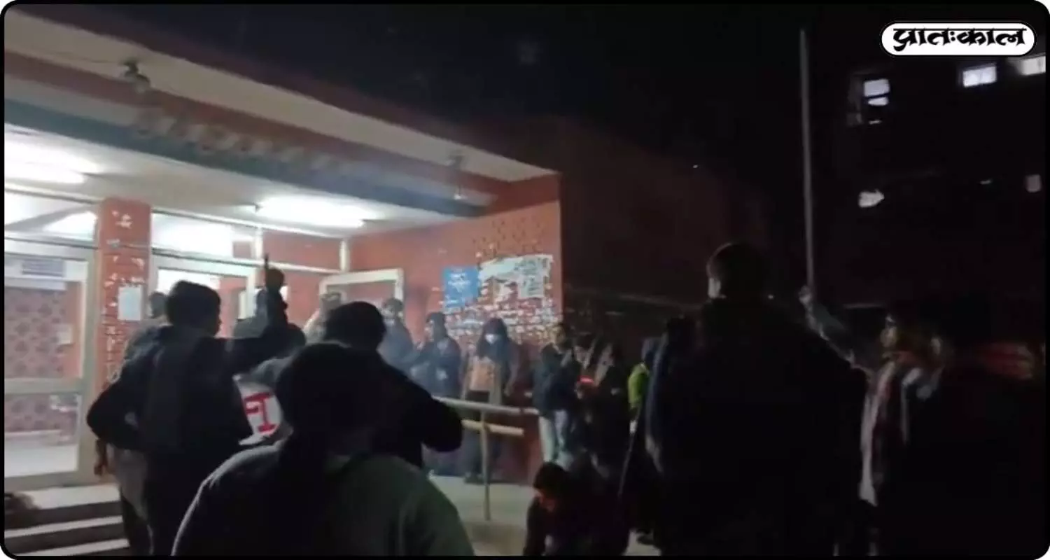 उमर खालिद के केस पर JNU में छात्रों का नारा-प्रदर्शन ; ‘मोदी-शाह की कब्र खुदेगी’ बयान ने मचाया हंगामा उमर खालिद के केस पर JNU में छात्रों का नारा-प्रदर्शन ; ‘मोदी-शाह की कब्र खुदेगी’ बयान ने मचाया हंगामा