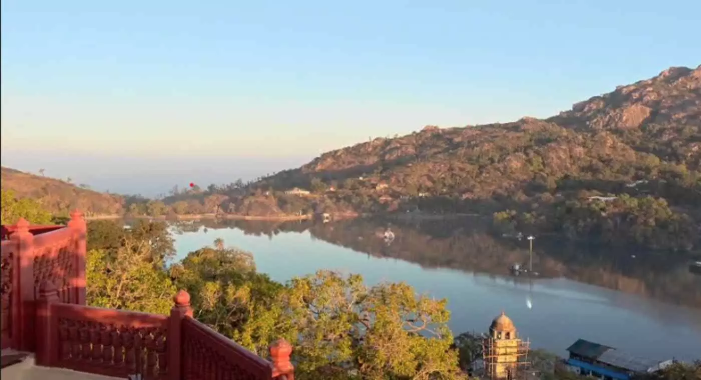 माउंट आबू में हाड़ कंपाने वाली ठंड: लगातार छठे दिन जमाव बिंदु से नीचे रहा पारा, राजस्थान के कश्मीर में बर्फ की सफेद चादर के बीच पर्यटकों का जमावड़ा