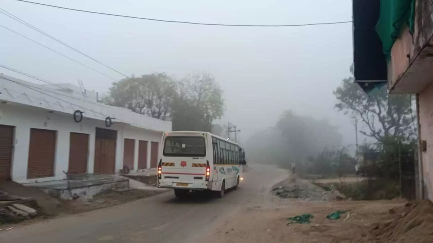खेरोदा में बर्फीली हवाओं का तांडव: कोहरे की सफेद चादर में सिमटा जनजीवन, हाड़ कंपाने वाली ठंड से थमी रफ्तार खेरोदा में बर्फीली हवाओं का तांडव: कोहरे की सफेद चादर में सिमटा जनजीवन, हाड़ कंपाने वाली ठंड से थमी रफ्तार