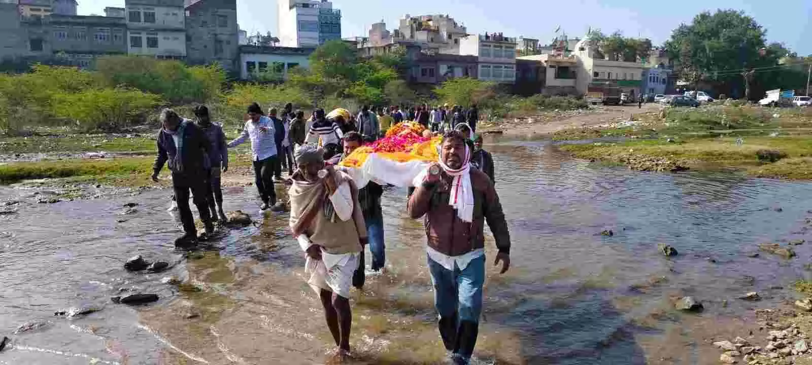 आमेट: चंद्रभागा नदी पर पुलिया के अभाव में अंतिम यात्रा की राह हुई मुश्किल, नगरवासियों ने की निर्माण की मांग आमेट: चंद्रभागा नदी पर पुलिया के अभाव में अंतिम यात्रा की राह हुई मुश्किल, नगरवासियों ने की निर्माण की मांग