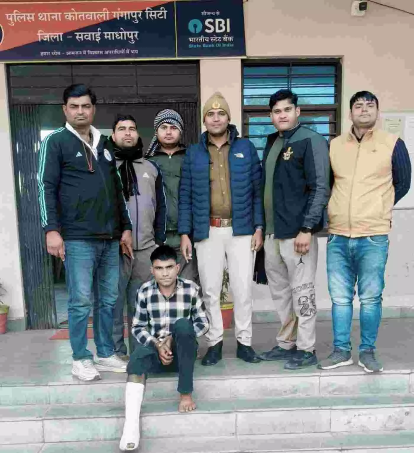 गंगापुर सिटी: दिनदहाड़े फायरिंग के मुख्य आरोपी दीपक बैसला पर पुलिस का शिकंजा, 5 हजार का इनामी दिल्ली से गिरफ्तार