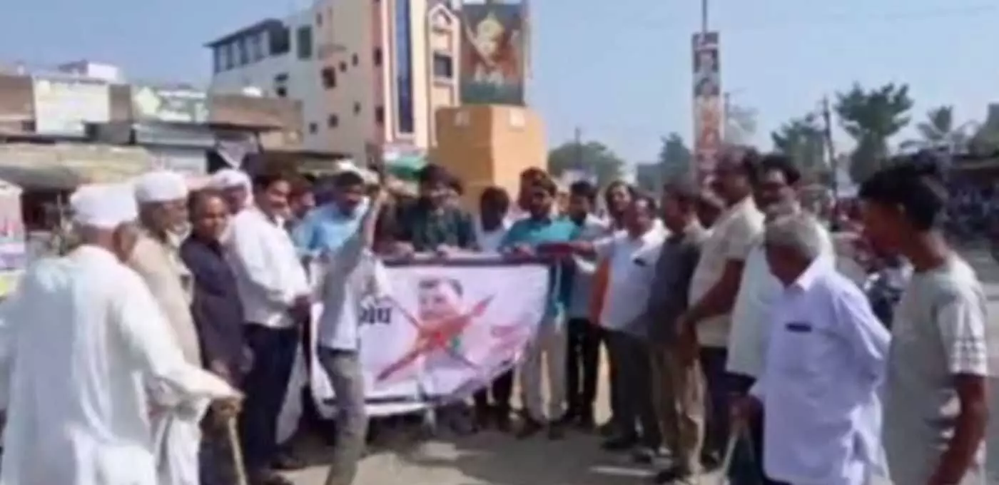 लातूर में राजनीतिक भूचाल: भाजपा प्रदेश अध्यक्ष रवींद्र चव्हाण के बेताल बयान पर महाविकास अघाड़ी का जबरदस्त विरोध प्रदर्शन लातूर में राजनीतिक भूचाल: भाजपा प्रदेश अध्यक्ष रवींद्र चव्हाण के बेताल बयान पर महाविकास अघाड़ी का जबरदस्त विरोध प्रदर्शन