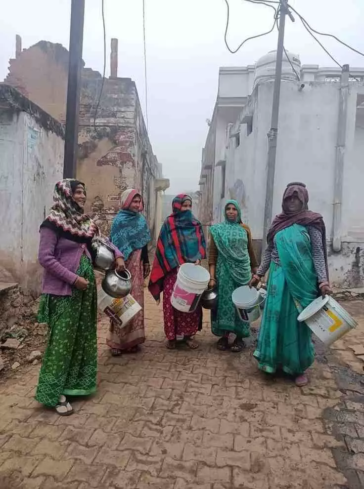 भुसावर: निठार गांव में गहराया जल संकट, महिलाओं ने खाली बर्तन लेकर विभाग और ठेकेदार के खिलाफ बोला हल्ला