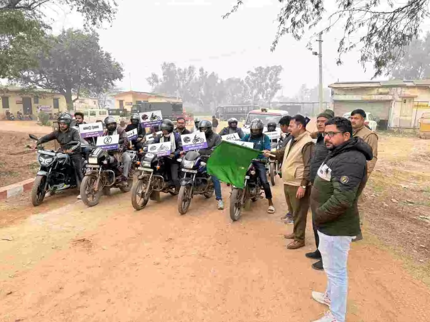 डीग में शून्य मृत्यु माह का आगाज: सड़क सुरक्षा जागरूकता के लिए बाइक रैली को दिखाई हरी झंडी