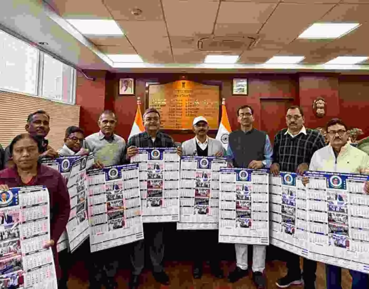 जयपुर: उत्तर पश्चिम रेलवे महाप्रबंधक ने किया एससी/एसटी रेलवे एम्प्लाइज एसोसिएशन के नववर्ष कैलेंडर का भव्य विमोचन