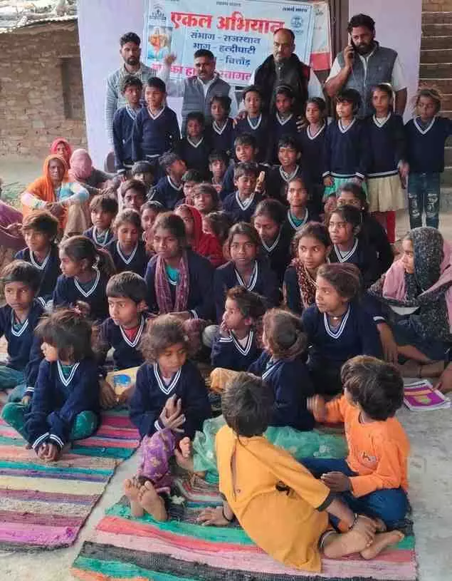 चित्तौड़गढ़: कड़ाके की सर्दी में मानवता की गर्माहट, बच्चों और बालिकाओं को मिले ऊनी वस्त्र