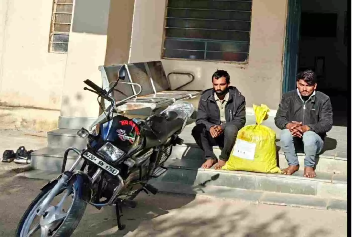 बेकरिया में पुलिस का कड़ा प्रहार: 5 किलो से अधिक गांजे के साथ दो तस्कर दबोचे, बाइक जब्त