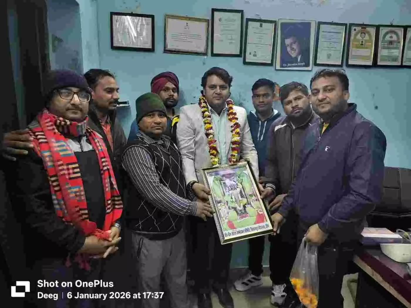 डीग: डॉ. जितेंद्र सिंह फौजदार के पीएमओ बनने पर युवाओं में हर्ष, माला पहनाकर किया भव्य स्वागत