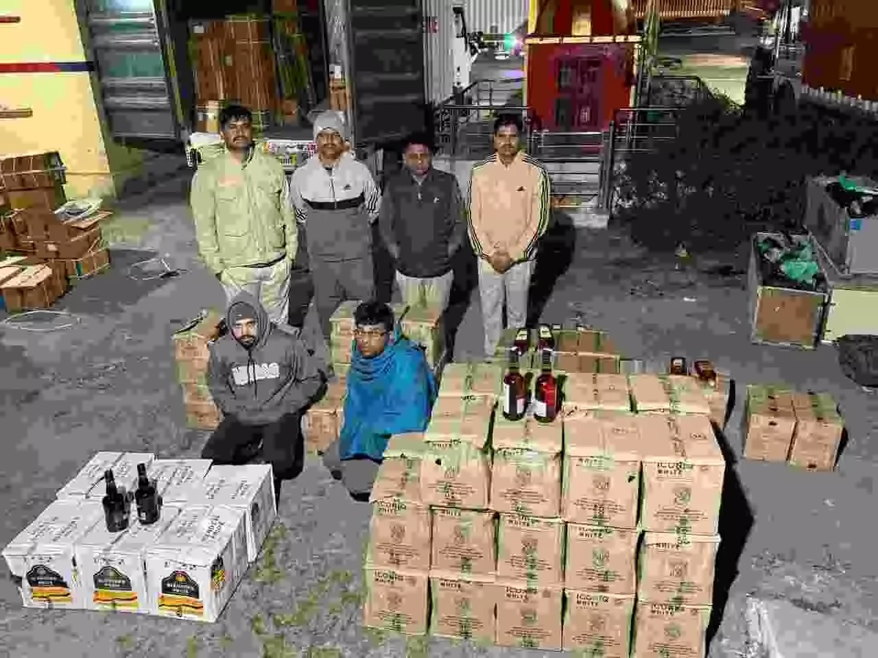 Ratanpur Border: Major liquor smuggling operation under the guise of electrical goods foiled, illegal liquor worth Rs 8 lakh seized, two arrested Ratanpur Border: Major liquor smuggling operation under the guise of electrical goods foiled, illegal liquor worth Rs 8 lakh seized, two arrested