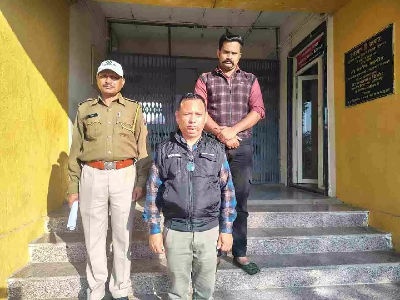 Dungarpur: Jewellery shop theft case exposed, trader who bought stolen goods arrested Dungarpur: Jewellery shop theft case exposed, trader who bought stolen goods arrested