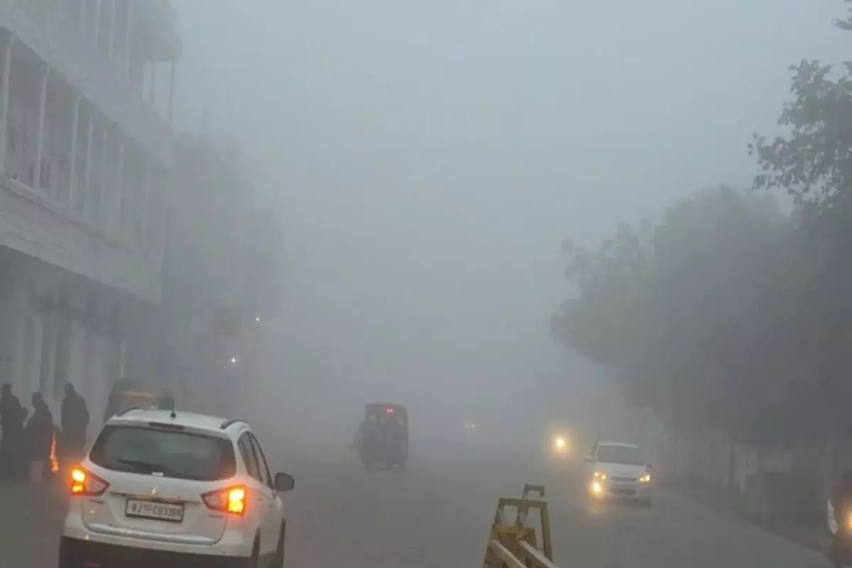 Bhilwara suffers a cold blow: Dense fog envelops the city, bringing life to a standstill; schools up to grade 8 declared a holiday.