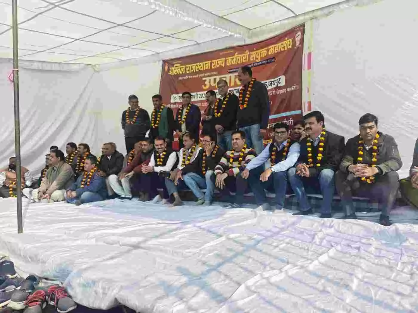 जयपुर में गूंजा कर्मचारियों का हुंकार: संवादहीनता के खिलाफ शहीद स्मारक पर 36 घंटे का महा-उपवास शुरू
