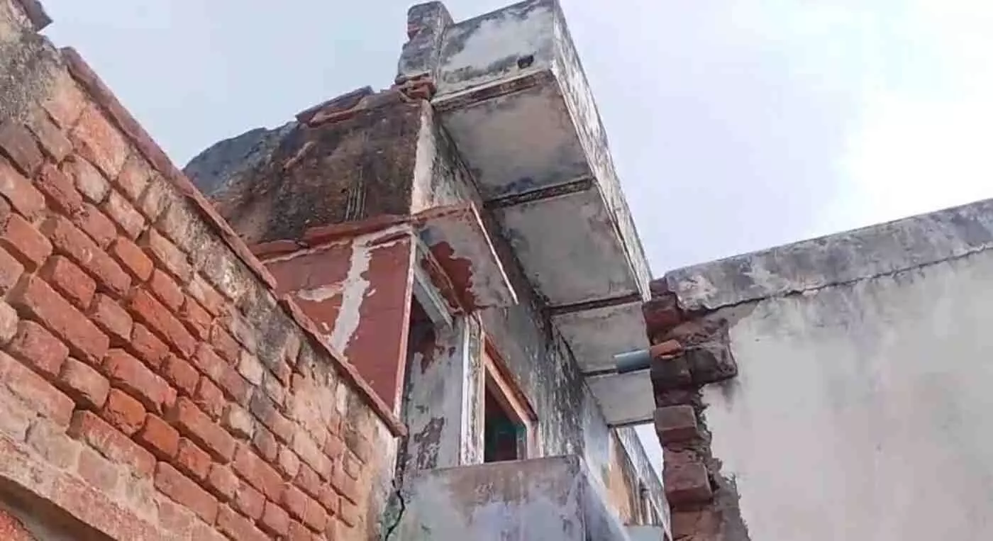 बयाना: महादेव गली में मौत का साया बना जर्जर तीन मंजिला मकान, नगरपालिका की अनदेखी से मंडरा रहा बड़ा खतरा बयाना: महादेव गली में मौत का साया बना जर्जर तीन मंजिला मकान, नगरपालिका की अनदेखी से मंडरा रहा बड़ा खतरा