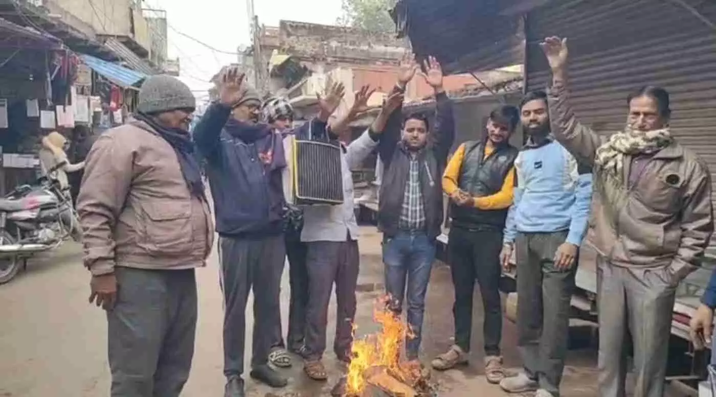 बयाना: सांसद संजना जाटव के खिलाफ फूटा आक्रोश, हरियाणा में सांसद निधि खर्च करने के आरोप में फूंका पुतला बयाना: सांसद संजना जाटव के खिलाफ फूटा आक्रोश, हरियाणा में सांसद निधि खर्च करने के आरोप में फूंका पुतला