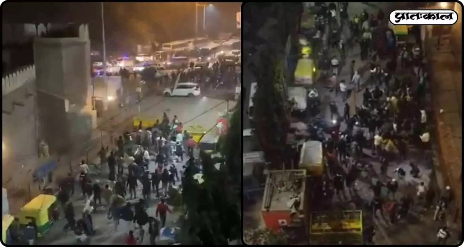 मस्जिद के पाद अवैध निर्माण तोड़ने पर कट्टरपन्तियों ने बरपाया गुस्सा ; दिल्ली पुलिस पर किया जानलेवा हमला मस्जिद के पाद अवैध निर्माण तोड़ने पर कट्टरपन्तियों ने बरपाया गुस्सा ; दिल्ली पुलिस पर किया जानलेवा हमला