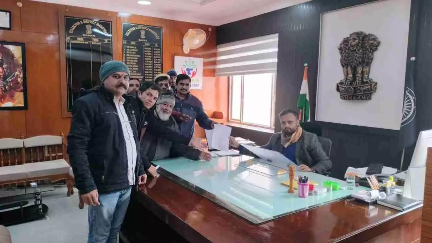 बारां: मेडिकल स्टोर लाइसेंस नियमों और RGHS भुगतान को लेकर दवा विक्रेताओं का हल्लाबोल, मुख्यमंत्री के नाम सौंपा ज्ञापन बारां: मेडिकल स्टोर लाइसेंस नियमों और RGHS भुगतान को लेकर दवा विक्रेताओं का हल्लाबोल, मुख्यमंत्री के नाम सौंपा ज्ञापन