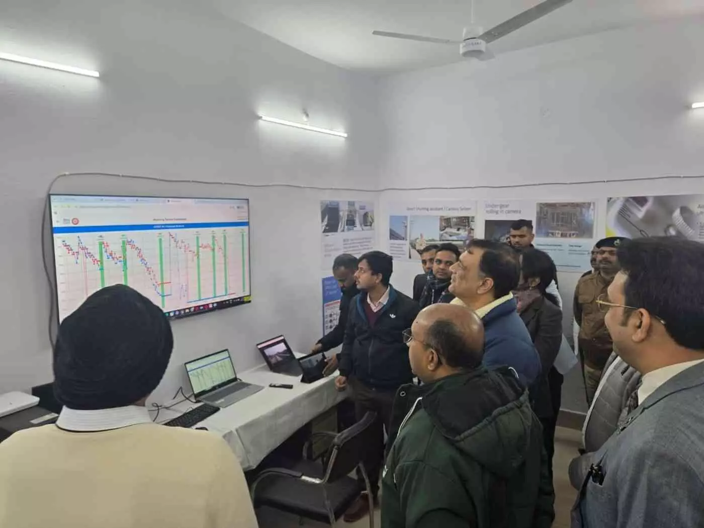 हाजीपुर: पूर्व मध्य रेल के महाप्रबंधक ने पटना-आरा रेलखंड का किया सघन निरीक्षण, सौर ऊर्जा और आधुनिक तकनीक पर दिया जोर हाजीपुर: पूर्व मध्य रेल के महाप्रबंधक ने पटना-आरा रेलखंड का किया सघन निरीक्षण, सौर ऊर्जा और आधुनिक तकनीक पर दिया जोर